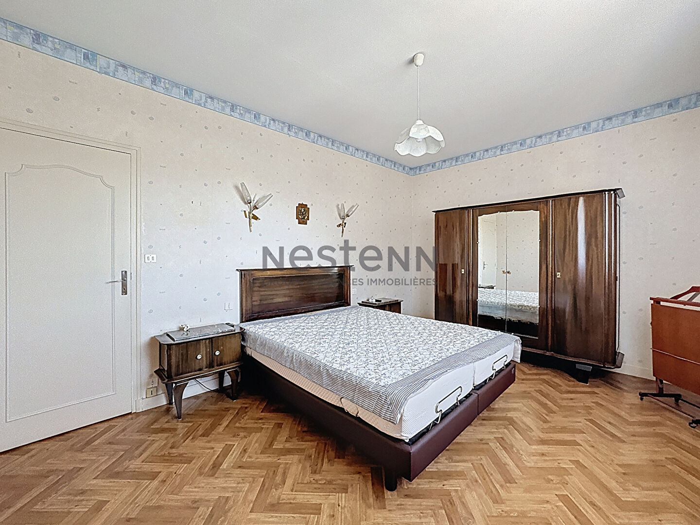 A vendre à Château-Gontier, maison familiale sur sous-sol des années 1970, de 216 m2 sur une parcelle d'environ 800 m2