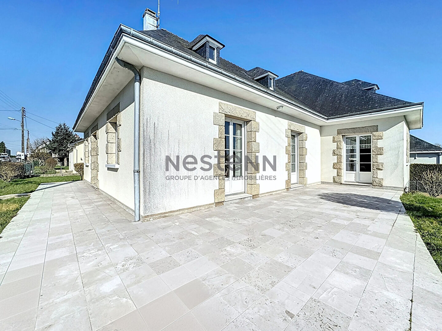 A vendre à Château-Gontier, maison familiale sur sous-sol des années 1970, de 216 m2 sur une parcelle d'environ 800 m2