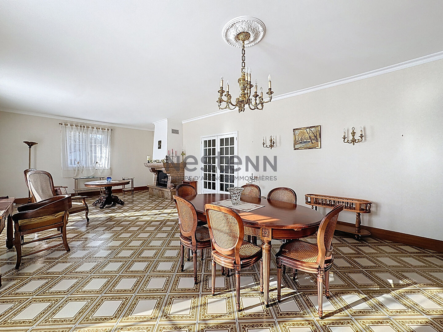 A vendre à Château-Gontier, maison familiale sur sous-sol des années 1970, de 216 m2 sur une parcelle d'environ 800 m2