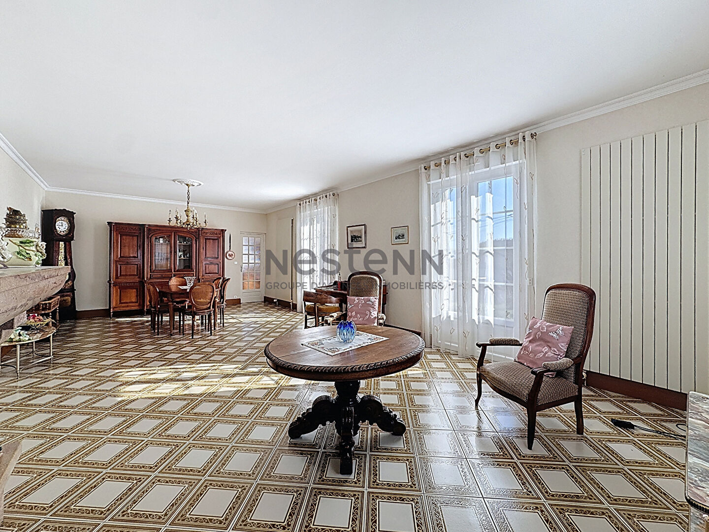 A vendre à Château-Gontier, maison familiale sur sous-sol des années 1970, de 216 m2 sur une parcelle d'environ 800 m2