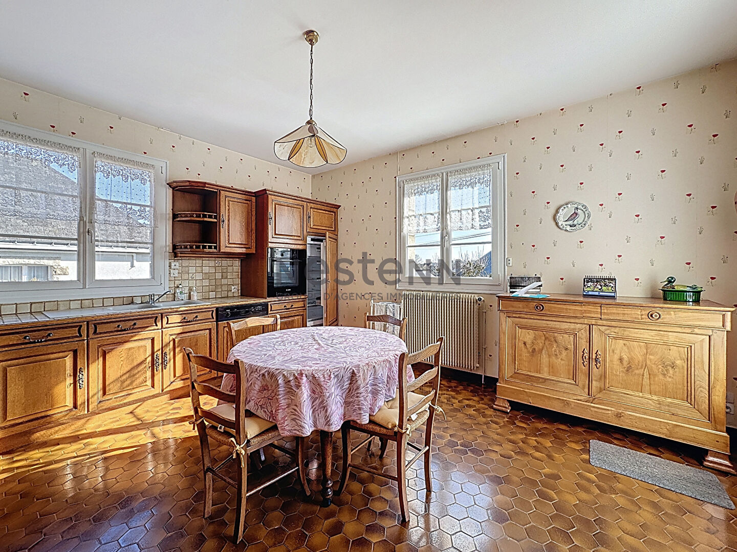 A vendre à Château-Gontier, maison familiale sur sous-sol des années 1970, de 216 m2 sur une parcelle d'environ 800 m2