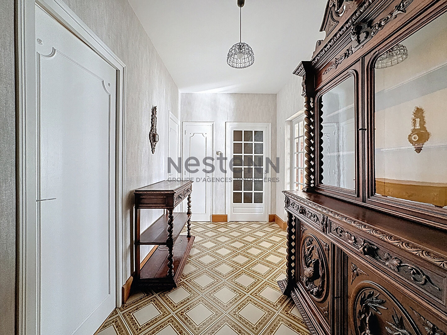 A vendre à Château-Gontier, maison familiale sur sous-sol des années 1970, de 216 m2 sur une parcelle d'environ 800 m2
