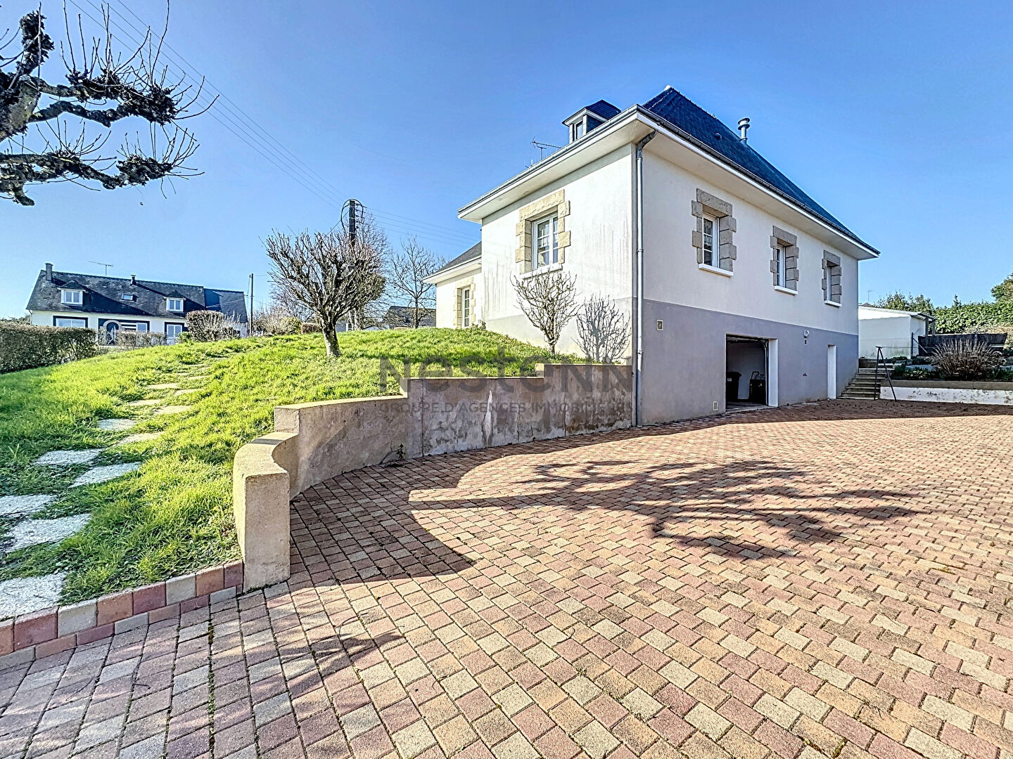 A vendre à Château-Gontier, maison familiale sur sous-sol des années 1970, de 216 m2 sur une parcelle d'environ 800 m2