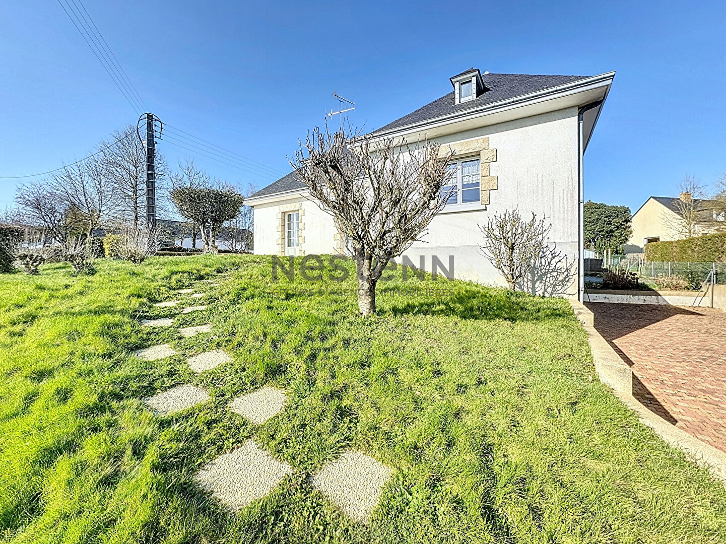 A vendre à Château-Gontier, maison familiale sur sous-sol des années 1970, de 216 m2 sur une parcelle d'environ 800 m2
