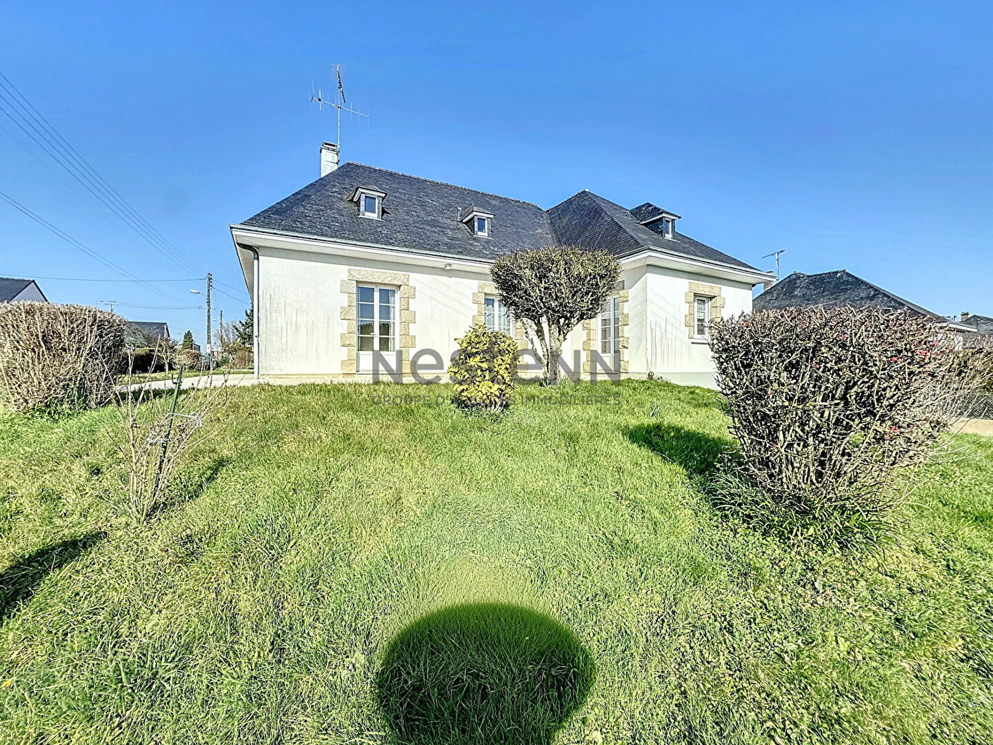 A vendre à Château-Gontier, maison familiale sur sous-sol des années 1970, de 216 m2 sur une parcelle d'environ 800 m2