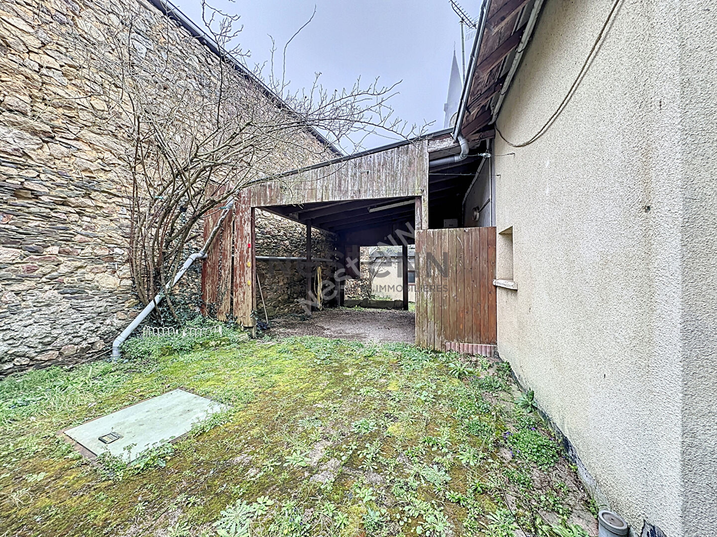 Maison de bourg à rénover de 89 m² sur la commune de Querré, avec 3 chambres et une cour !