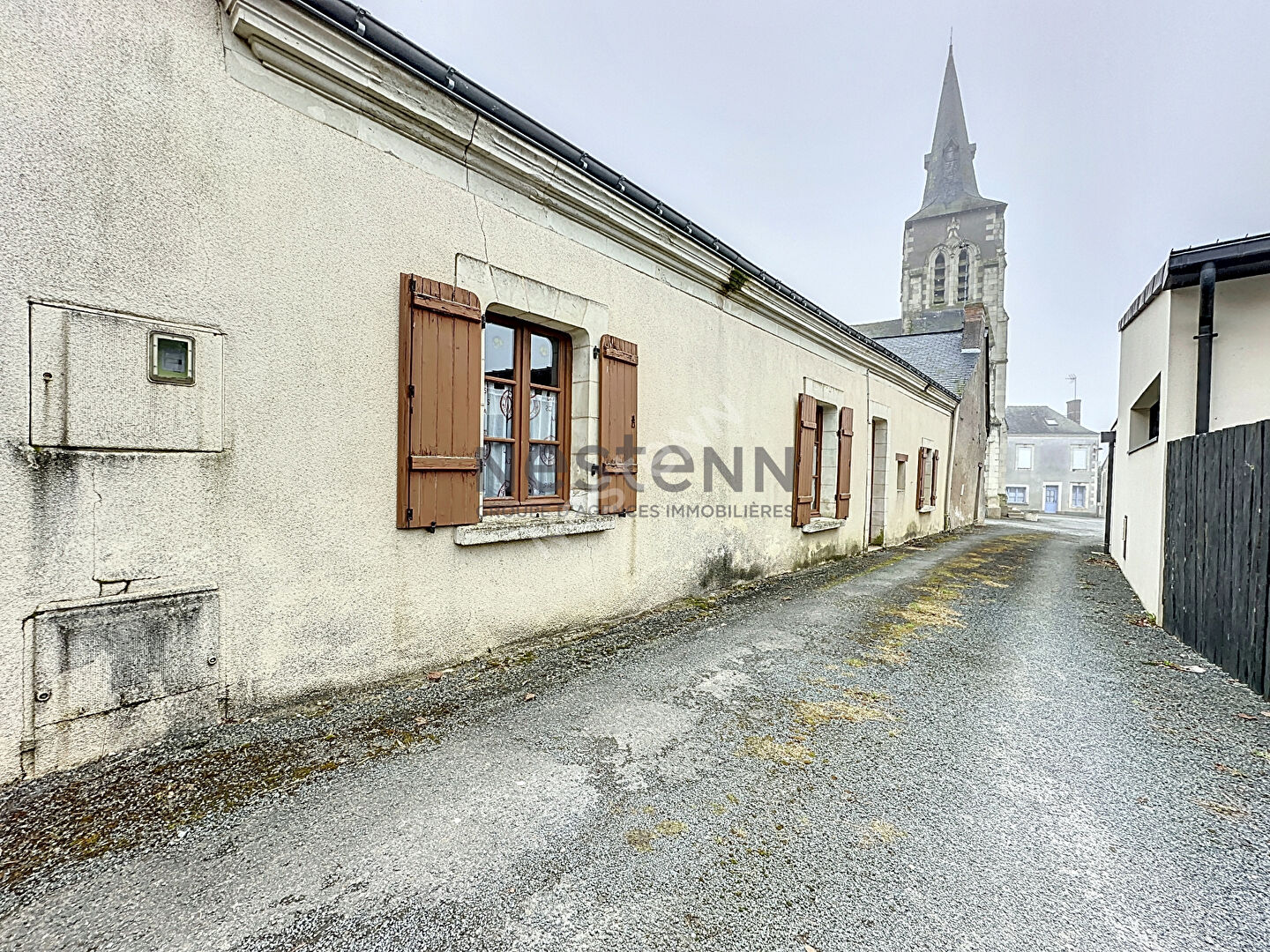 Maison de bourg à rénover de 89 m² sur la commune de Querré, avec 3 chambres et une cour !
