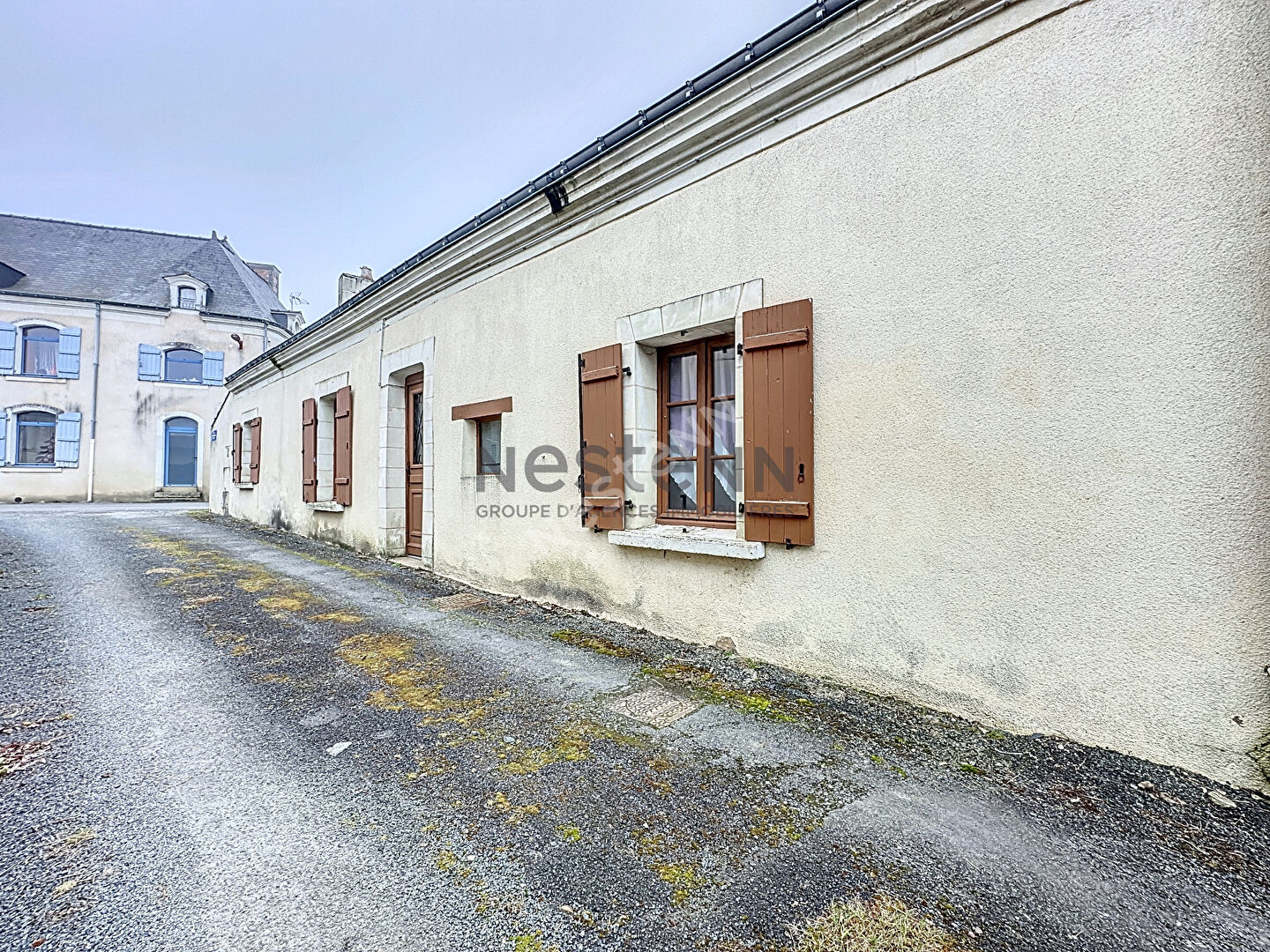 Maison de bourg à rénover de 89 m² sur la commune de Querré, avec 3 chambres et une cour !