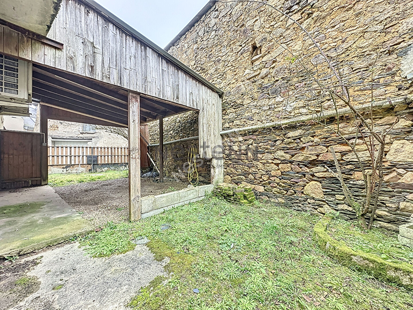 Maison de bourg à rénover de 89 m² sur la commune de Querré, avec 3 chambres et une cour !