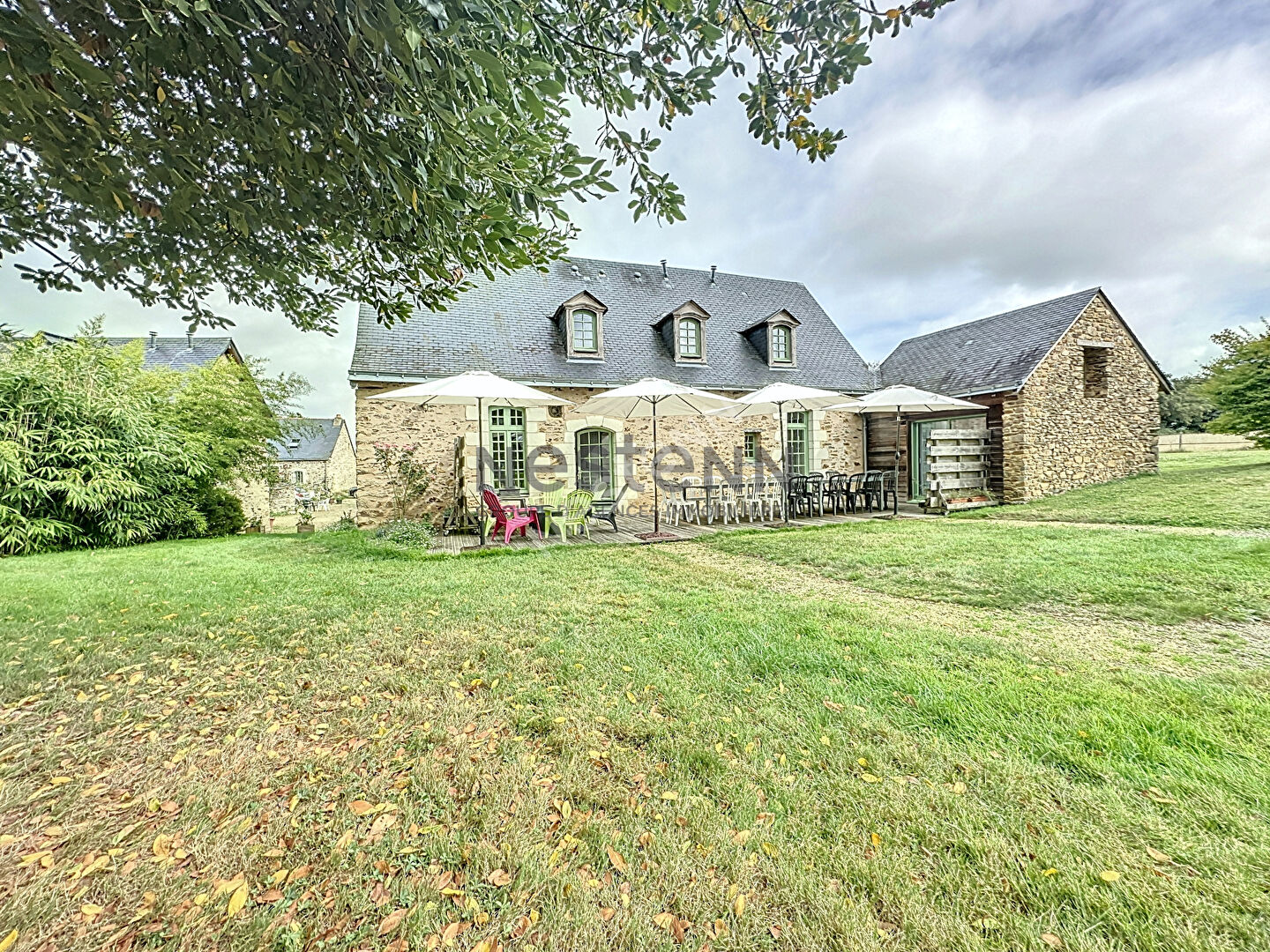 Complexe Gîte et chambres d'Hôtes de 480m2 à vendre à La Jaille-Yvon, sur plus de 1,3ha !