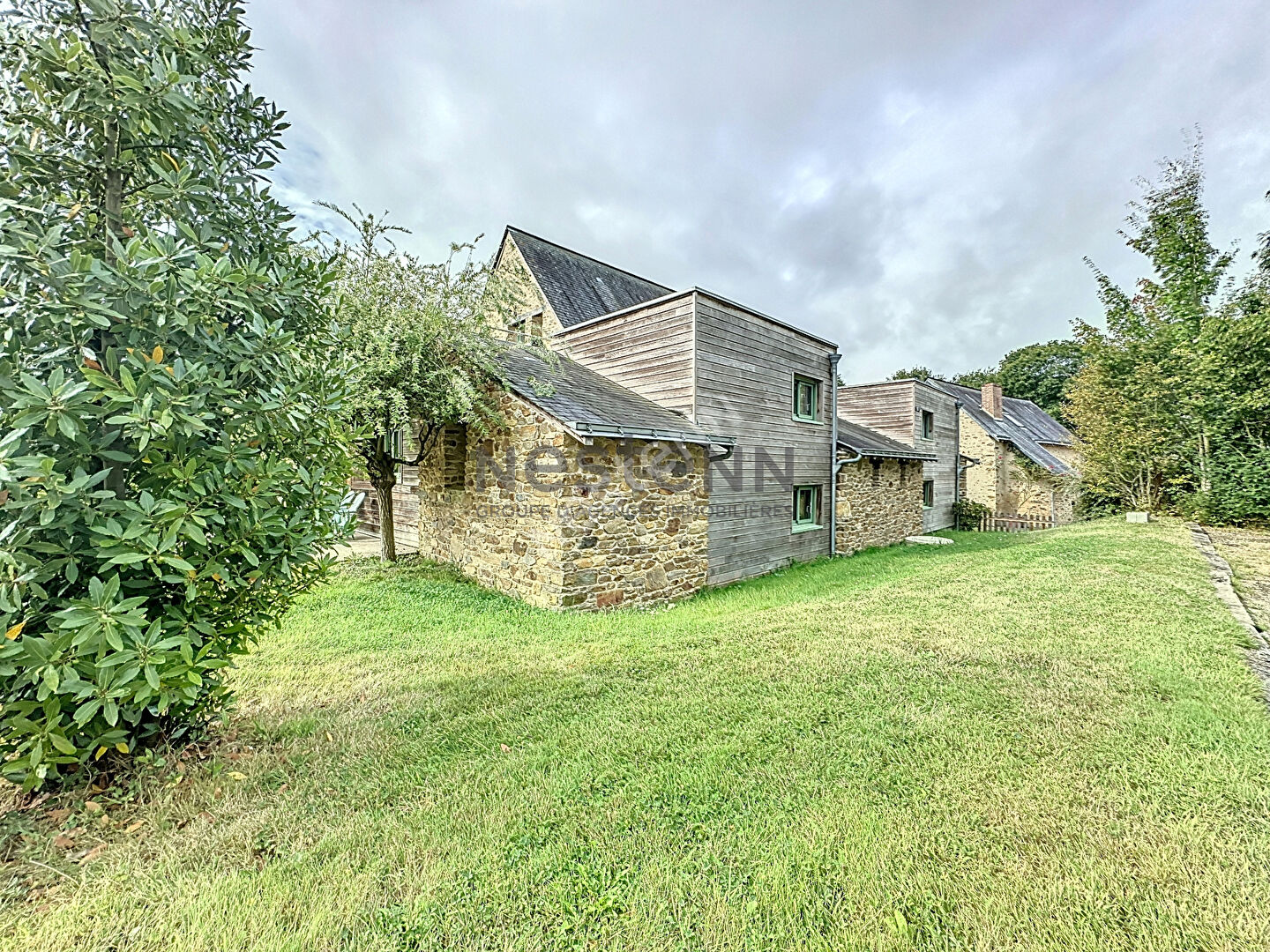 Complexe Gîte et chambres d'Hôtes de 480m2 à vendre à La Jaille-Yvon, sur plus de 1,3ha !