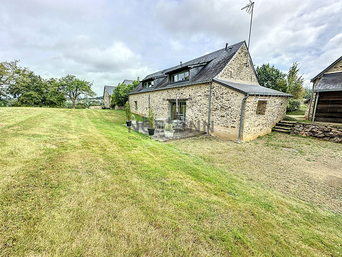 Complexe Gîte et chambres d'Hôtes de 480m2 à vendre à La Jaille-Yvon, sur plus de 1,3ha !