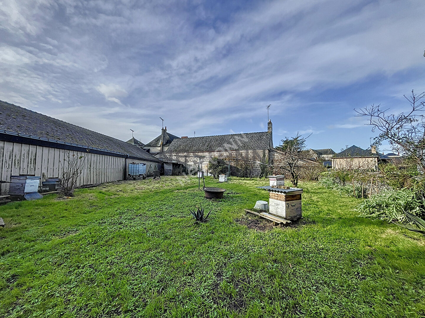 A vendre terrain constructible d'environ 430 m² non viabilisé en plein centre de Champigné.