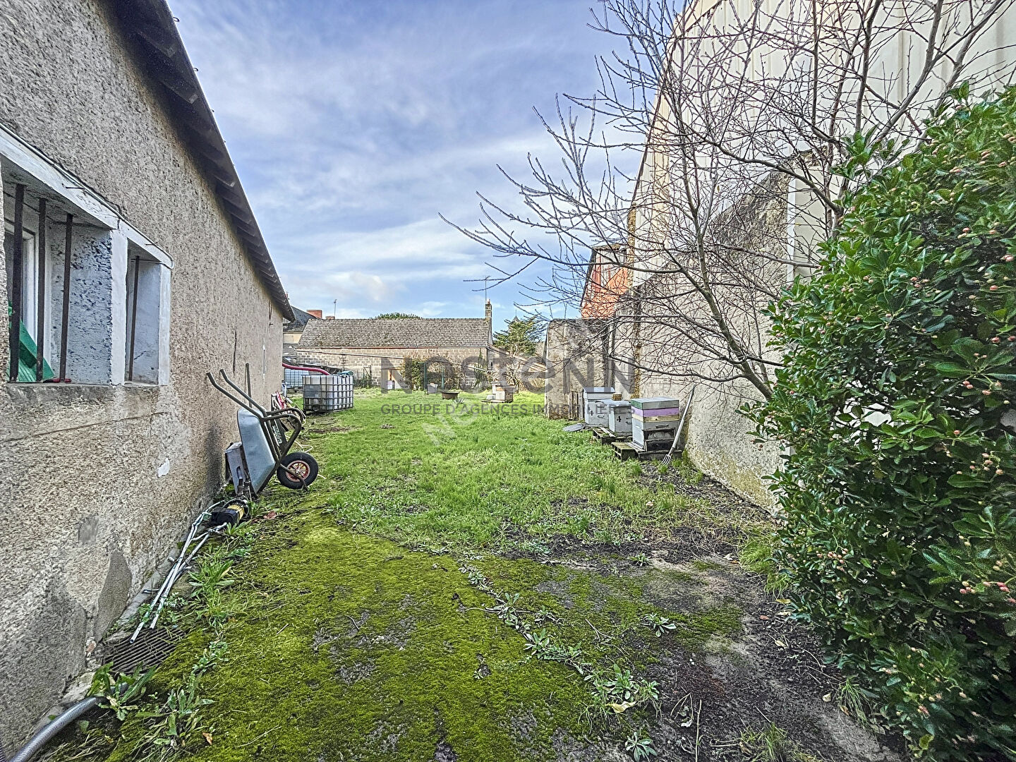 A vendre terrain constructible d'environ 430 m² non viabilisé en plein centre de Champigné.