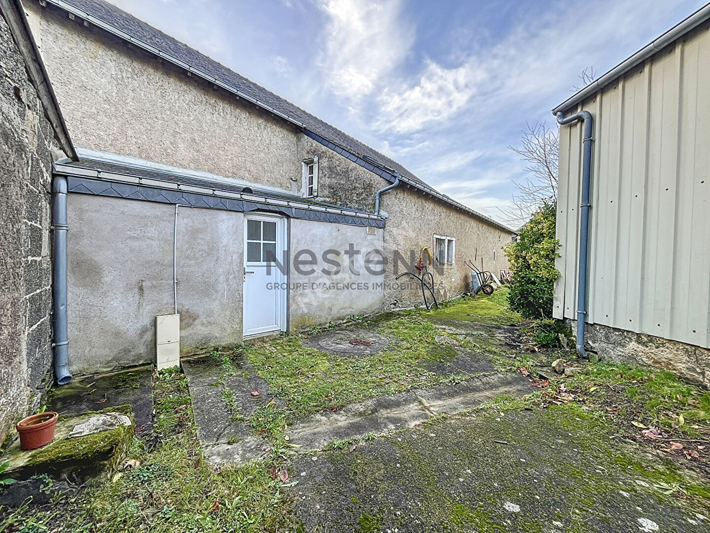 A vendre terrain constructible d'environ 430 m² non viabilisé en plein centre de Champigné.