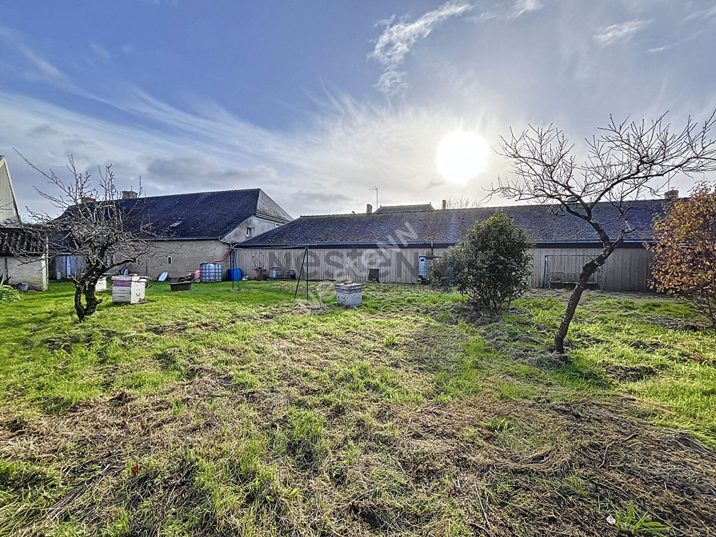 A vendre terrain constructible d'environ 430 m² non viabilisé en plein centre de Champigné.