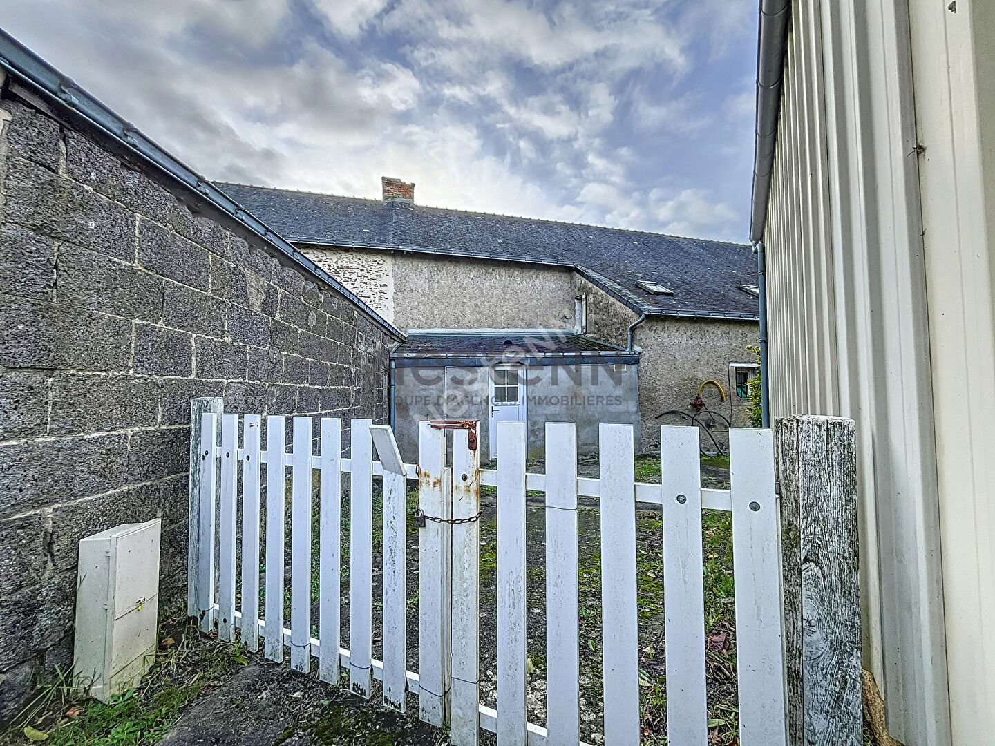 A vendre terrain constructible d'environ 430 m² non viabilisé en plein centre de Champigné.