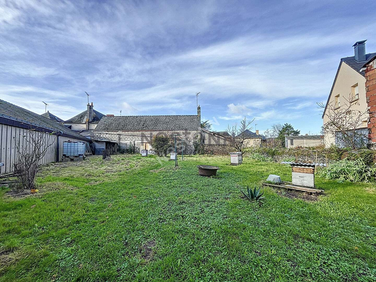 A vendre terrain constructible d'environ 430 m² non viabilisé en plein centre de Champigné.