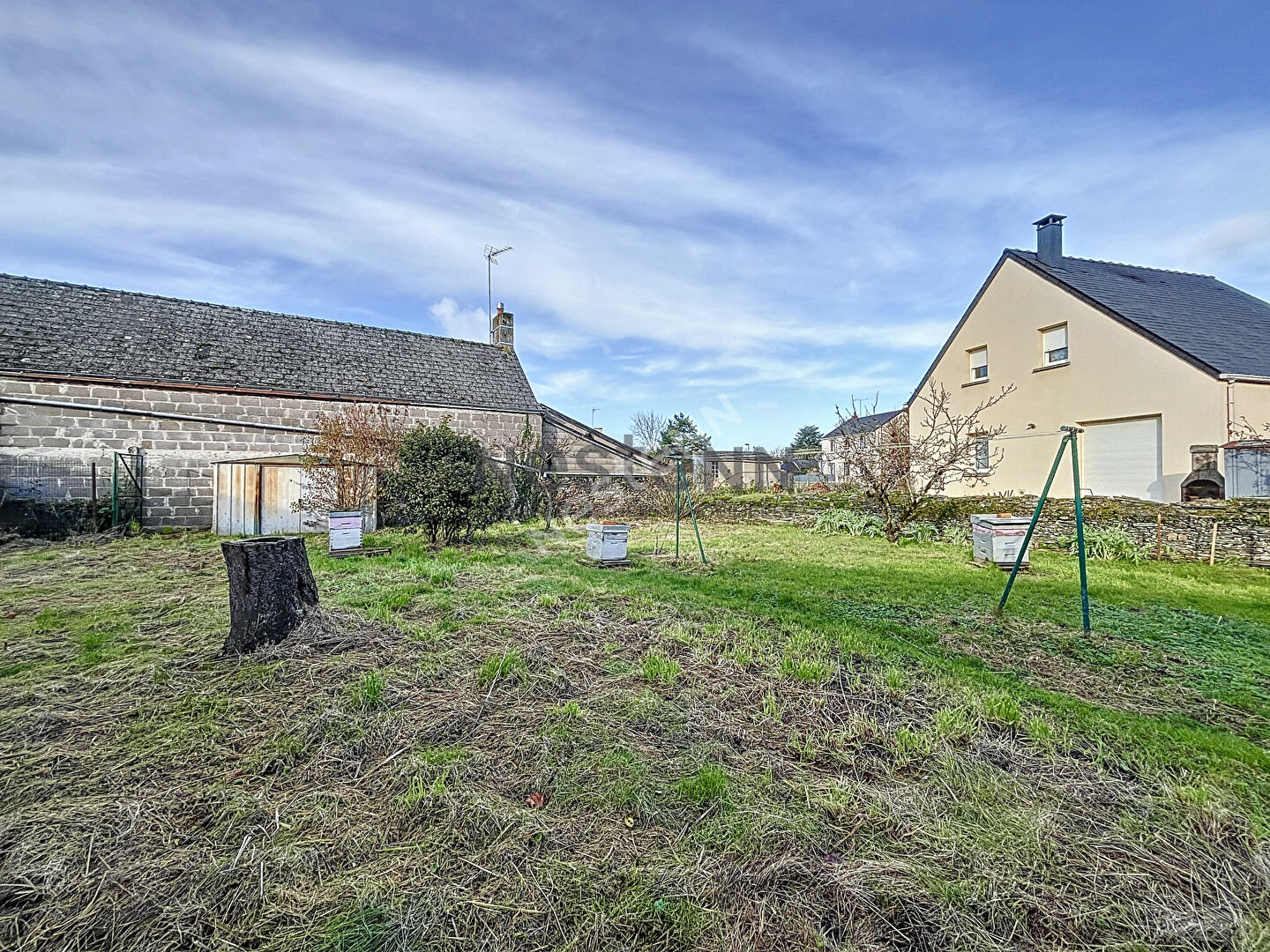A vendre terrain constructible d'environ 430 m² non viabilisé en plein centre de Champigné.