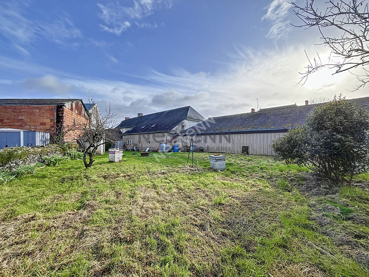 A vendre terrain constructible d'environ 430 m² non viabilisé en plein centre de Champigné.