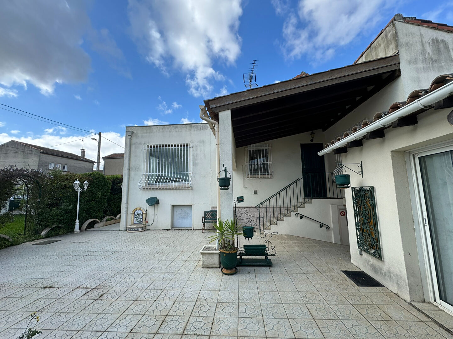 Grande maison de ville avec garage double, studio indépendant et jardin à Carcassonne