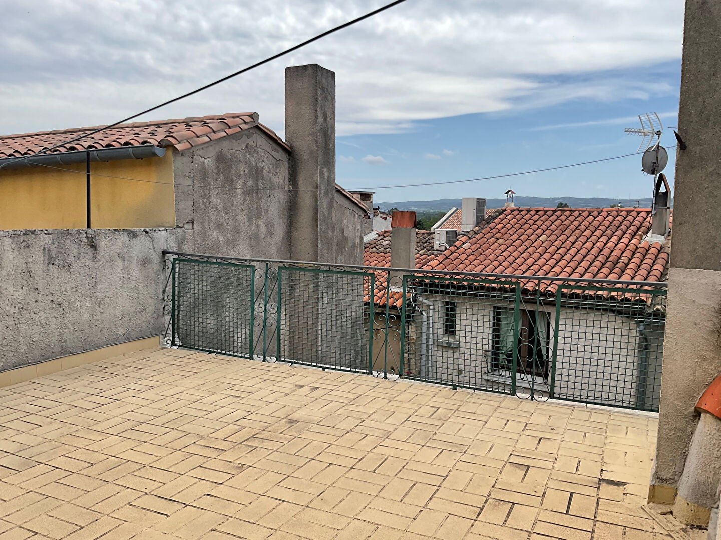 Maison de village 3 chambres avec cour, terrasse et vue dégagée à 15 mn de Carcassonne