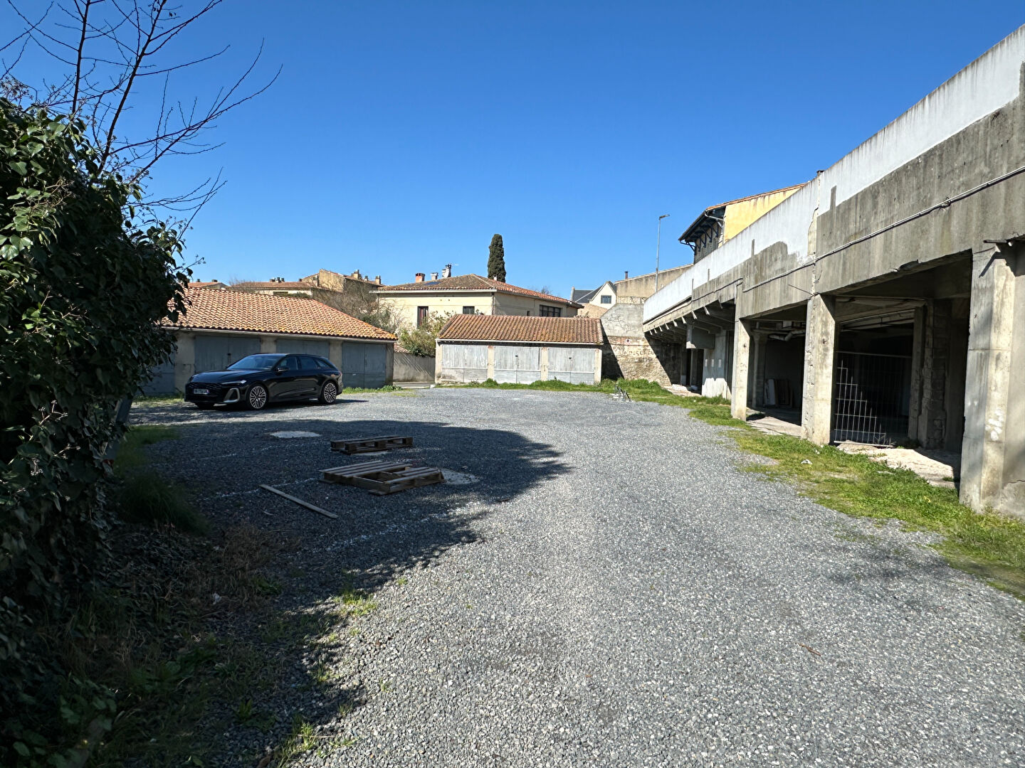 Garage 110 m² à La Trivalle - Idéal stationnement ou stockage sécurisé